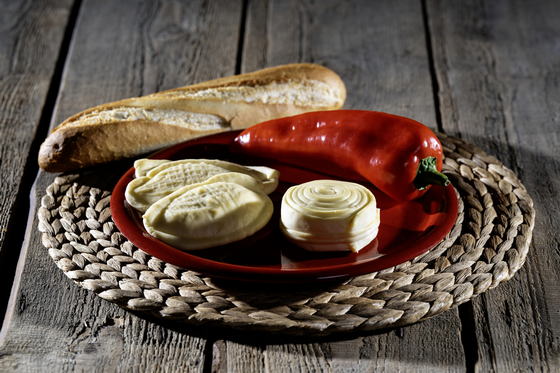 Syrová misa s ochutenými syrmi z Farmy Brezany